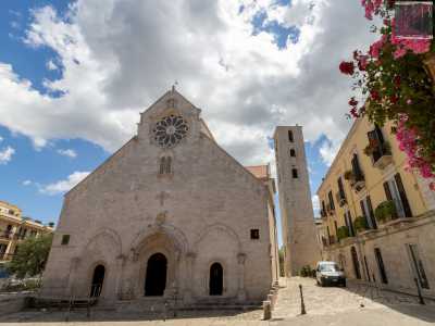 La chiesa si trova in largo Cattedrale, nel cuore del centro storico di Ruvo